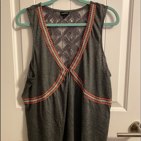 ❌SOLD❌ EMBROIDERED TANK WITH LACE BACK - Picture 3 of 6